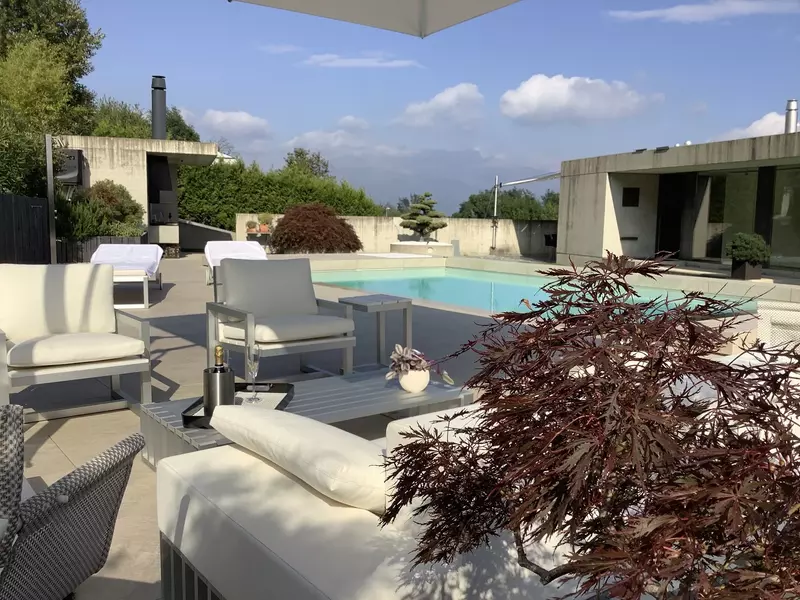 taras przy basenie.webp